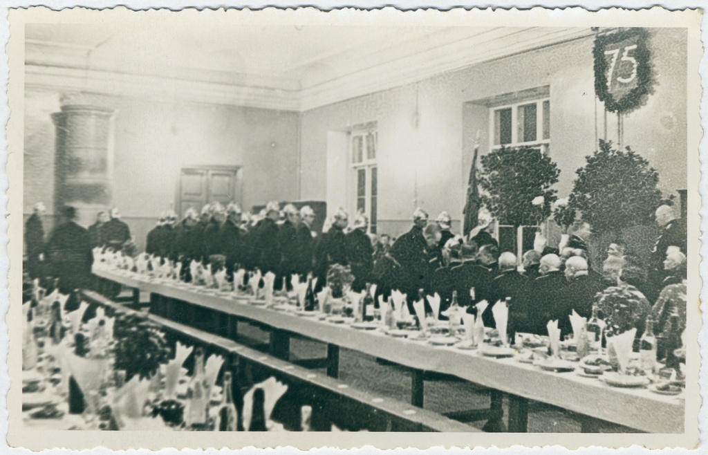 Tuletõrjujad saalis kaetud peolaua juures