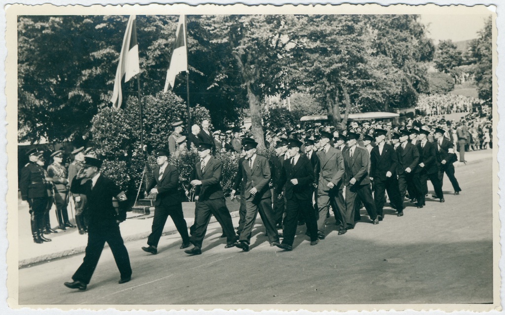 Tuletõrjujate kolonn marssimas Vabaduse platsil Tuletõrje Korpuse suurparaadil