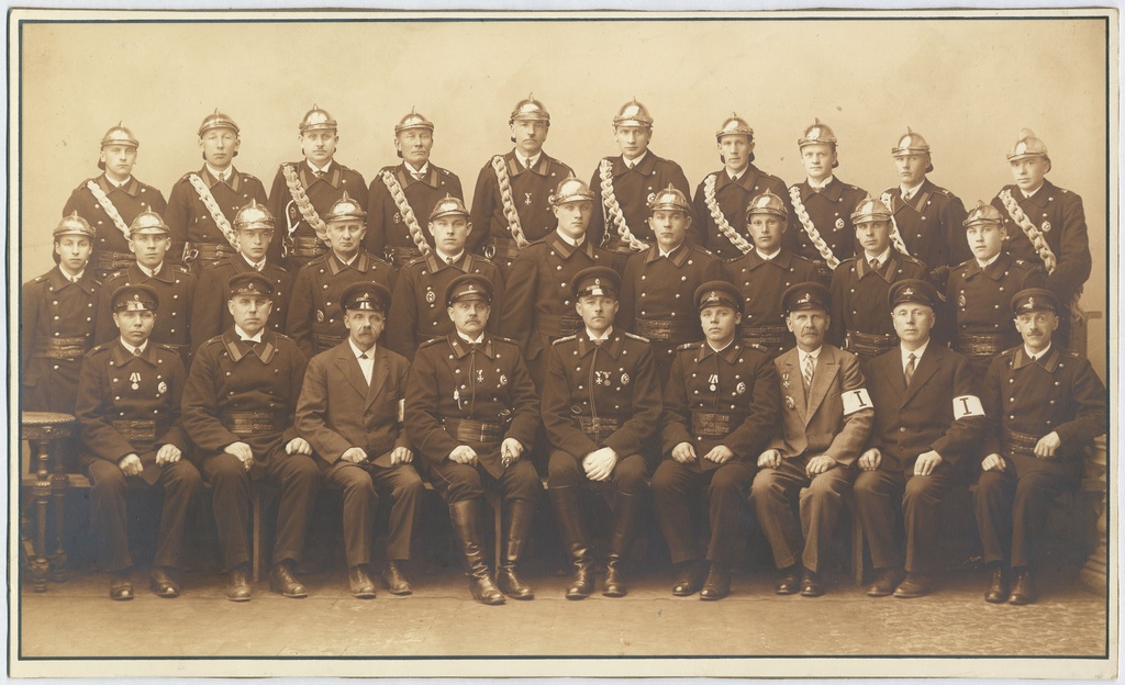 Tallinna VTÜ liikmed vormirõivais ja kiivrites