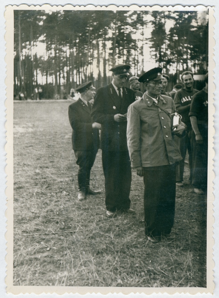 Grupp tuletõrjerõivais mehi