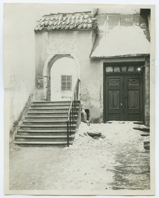 Tallinn, Trepi Street, "Nõelasilm" from the bottom.  duplicate photo