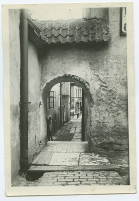Tallinn, Trepi Street, "Nõelasilm", view to Harju Street.  duplicate photo