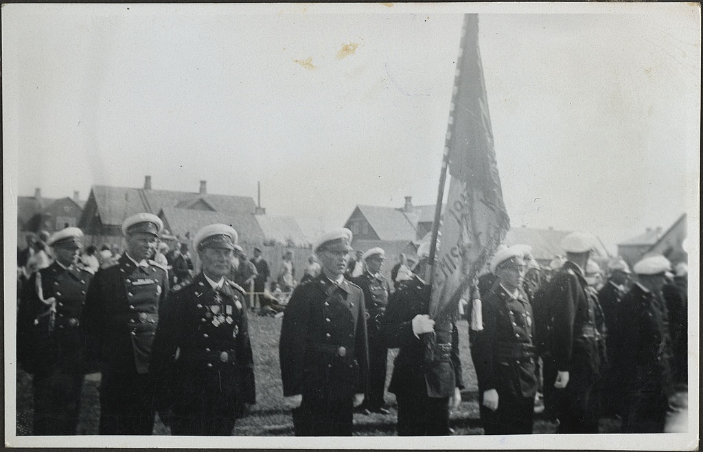 Nõmme VTÜ tuletõrjujate rivi lipuga