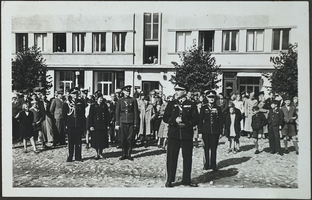 Tuletõrjejuhid ja publik Nõmme keskväljakul paraadi jälgimas