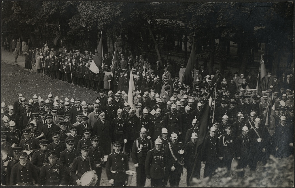 Tuletõrjeühingute esindajate rivi Kadrioru lossi ees Tuletõrje Liidu 10 aastapäeval