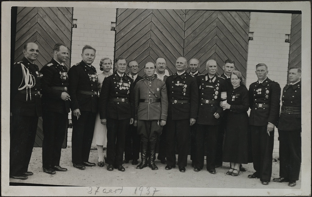 Nõmme VTÜ liikmed ühingu 27 aastapäeval Nõmme tuletõrjedepoo ees