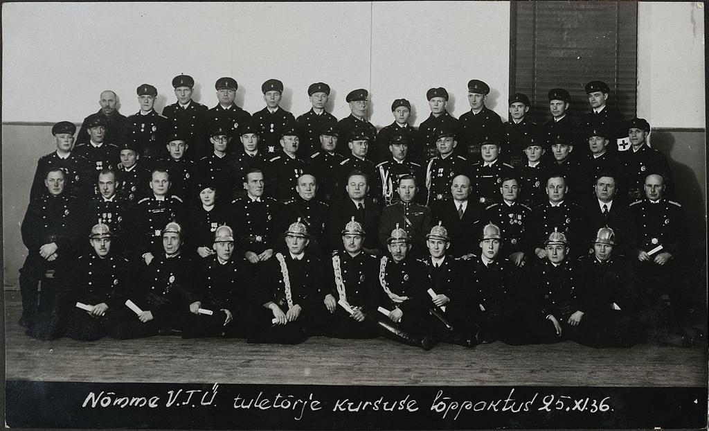 Nõmme VTÜ tuletõrjekursuste lõpetajad Nõmme rahvamaja saalis