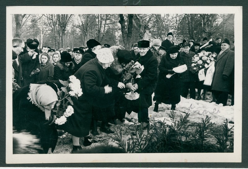 Matuselised tuletõrjeveteran Elmar Jänese kalmul