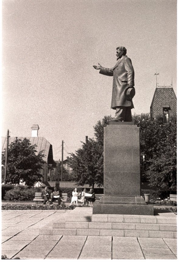 Tallinn, Kalinini mälestussammas Stalingradi väljakul.