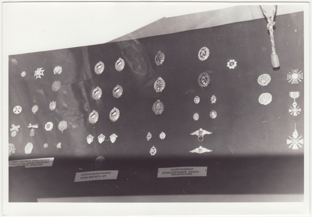 Tuletõrjeteemaline näitus Tartu Linnamuuseumis: märkide stend, 1984.a.