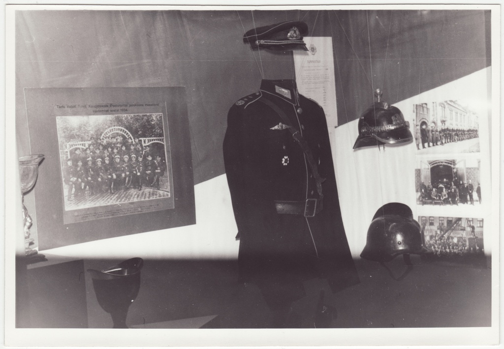 Tuletõrjeteemaline näitus Tartu Linnamuuseumis: tuletõrjemundrid ja kiivrid, 1984.a.