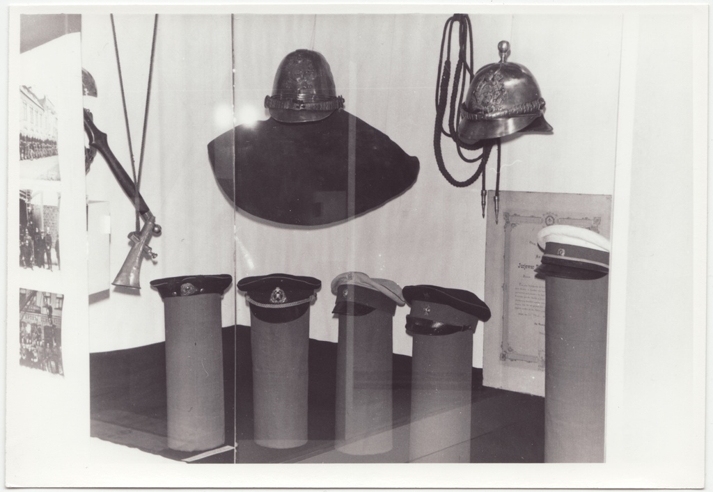 Tuletõrjeteemaline näitus Tartu Linnamuuseumis: endisaegsed tuletõrje peakatted, 1984.a.