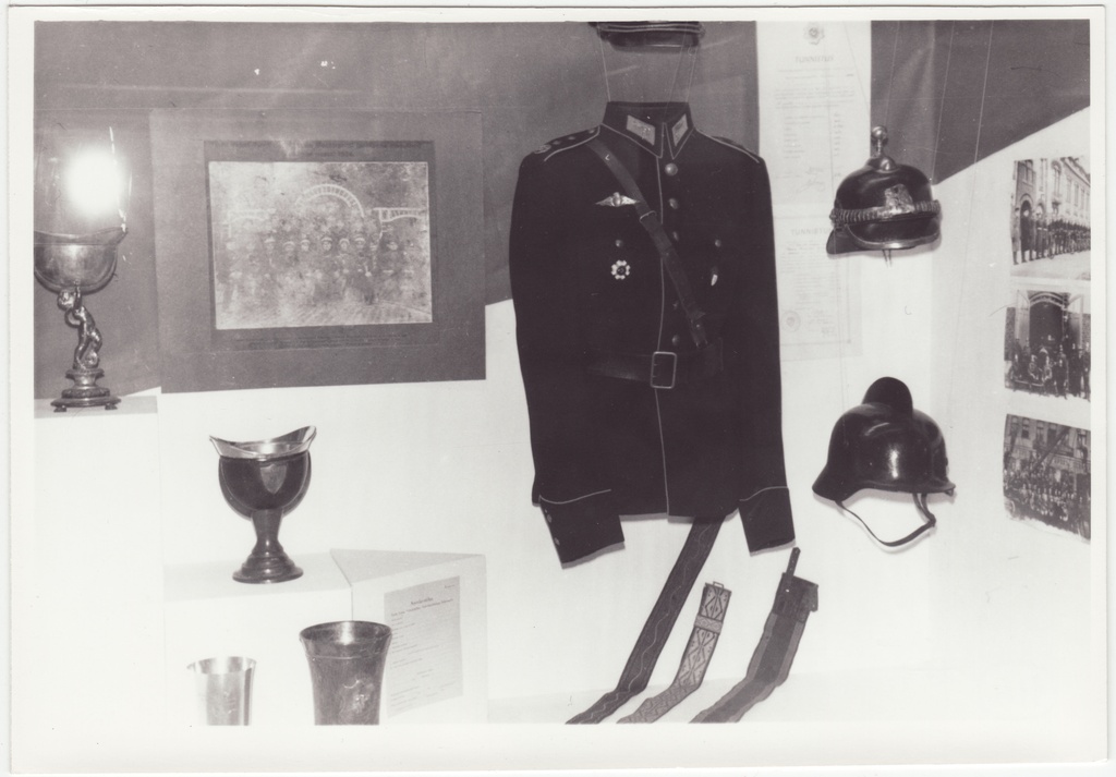 Tuletõrjeteemaline näitus Tartu Linnamuuseumis: endisaegne munder ja kiivrid, 1984.a.