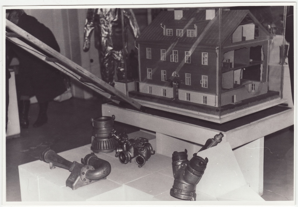 Tuletõrjeteemaline näitus Tartu Linnamuuseumis: mitmesuguseid tuletõrjevahendeid, 1984.a.