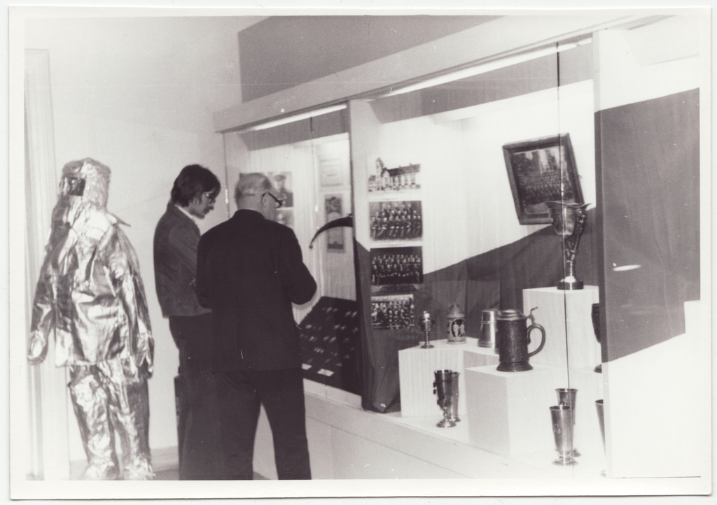 Tuletõrjeteemaline näitus Tartu Linnamuuseumis: näitusega tutvumas, 1984.a.