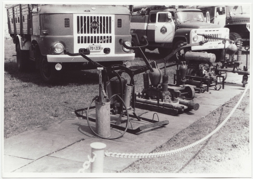 Narva Tuletõrjeühingu 125. aastapäeva tähistamine: tuletõrjetehnika näitusel - endisaegsed kustutusvahendid, 1997.a.