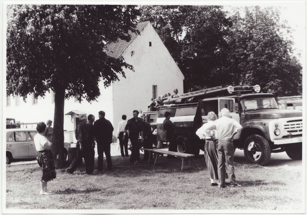 Narva Tuletõrjeühingu 125. aastapäeva tähistamine: külastajad tuletõrjetehnikat uudistamas, 1997.a.