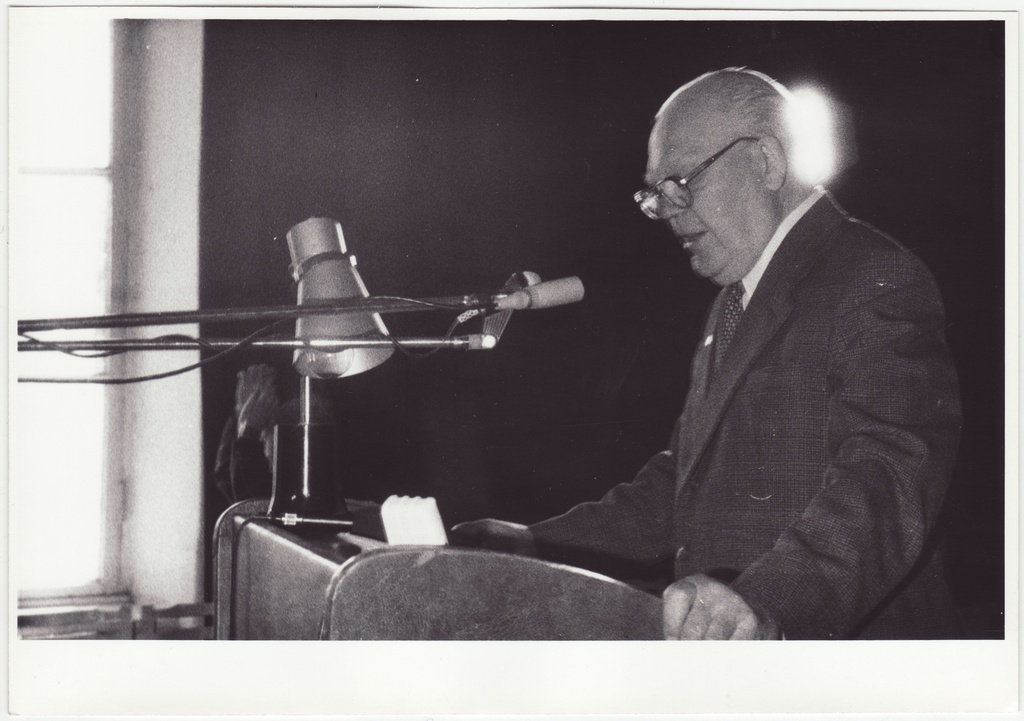 Eesti Tuletõrjemuuseumi teaduslik konverents: muuseumi direktor J. Vaarmann ettekannet esitamas, 1988.a.