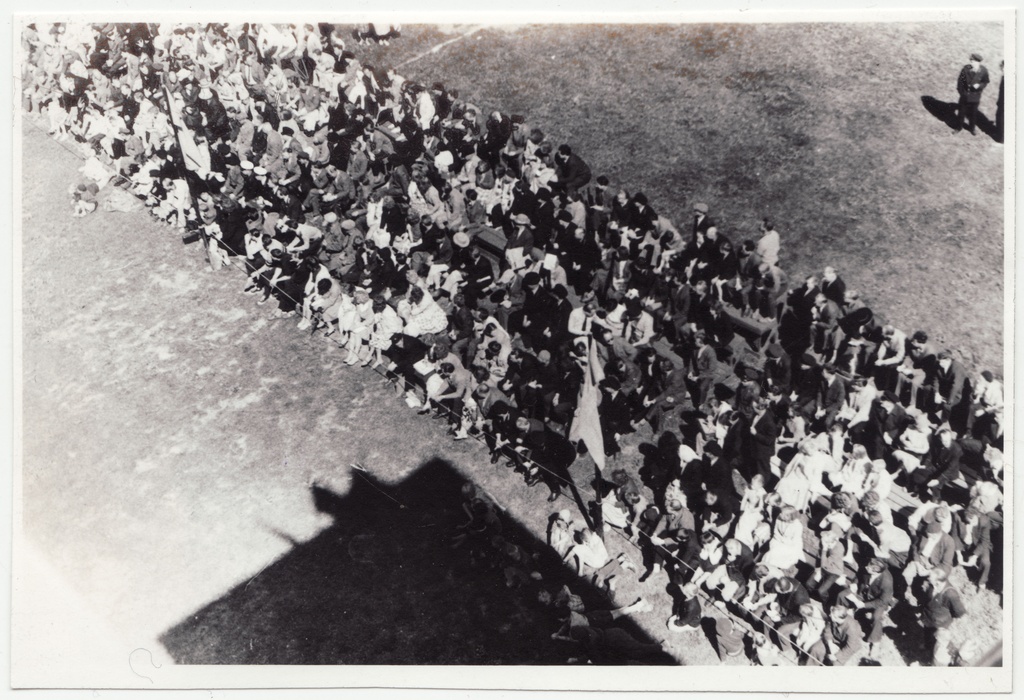 Balti liiduvabariikide II-tuletõrjevõistlused: pealtvaatajad jälgimas konksredeliga ronimist, 1962.a.