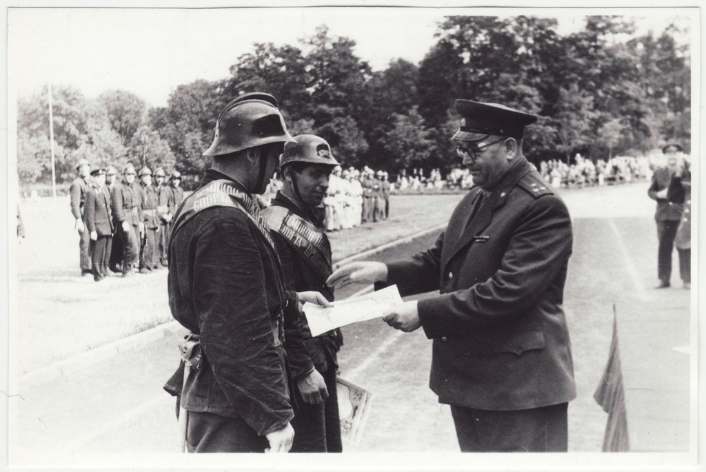 Balti liiduvabariikide II-tuletõrjevõistlused: tõmberedeli tšempionid Läti võistkonnas N. Ivankov ja A. Miller, 1962.a.