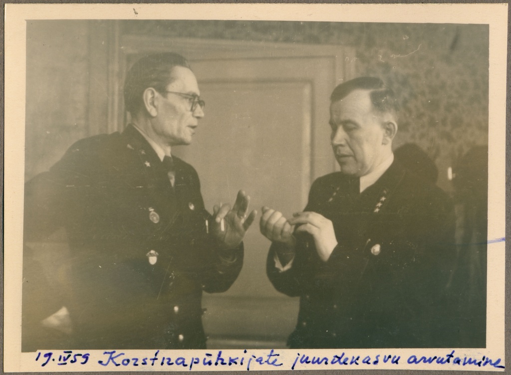 Aksel Vaik ja Evald Jäänmer Korstnapühkijate Kvalifikatsioonikomisjoni istungil, 1959.a.