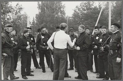 Korstnapühkijate kutsemeisterlikkuse võistluste kohtunik Aksel Voltri koos võistlejatega, 1981.a.  similar photo