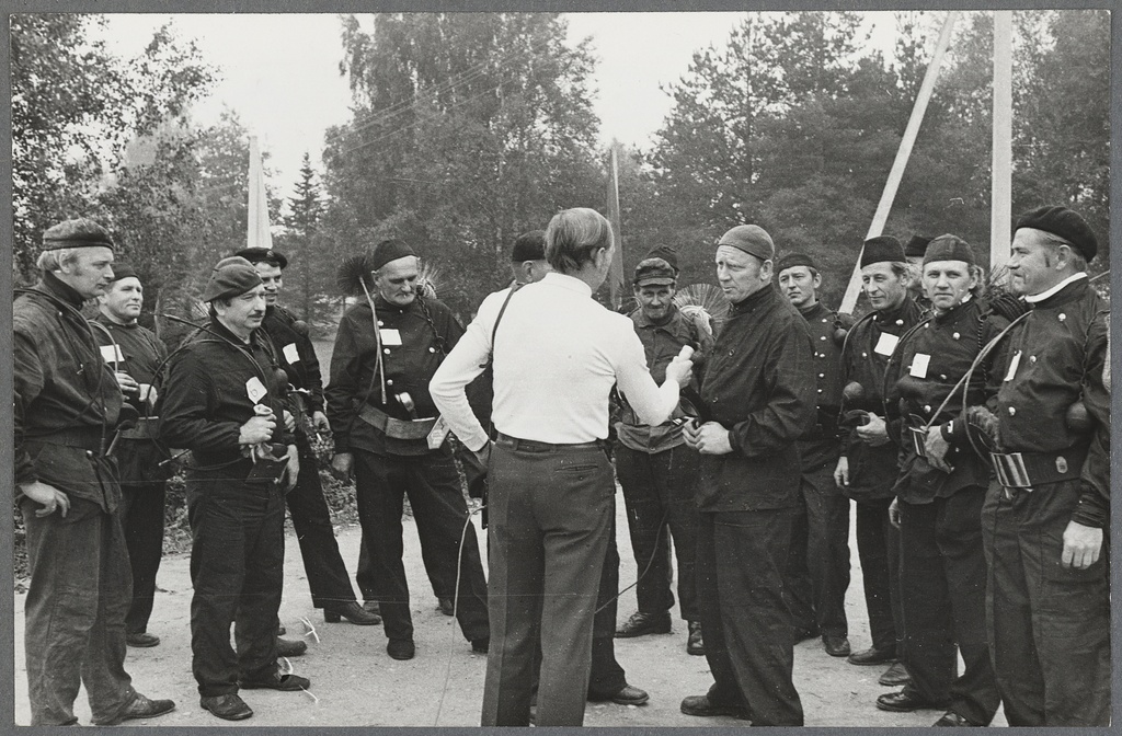 Korstnapühkijate kutsemeisterlikkuse võistluste kohtunik Aksel Voltri koos võistlejatega, 1981.a.