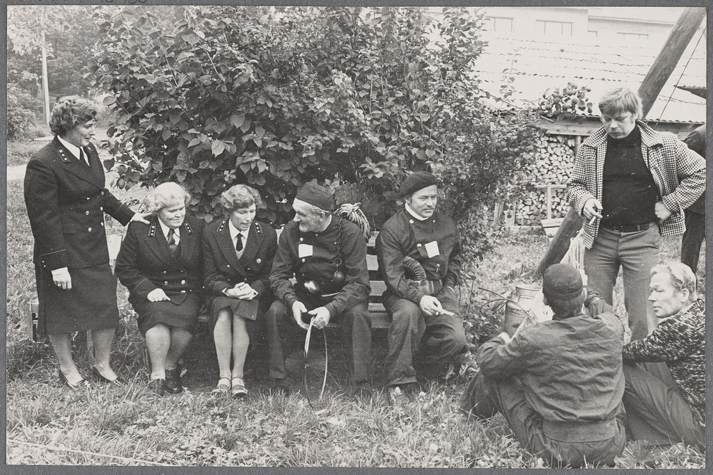 I korstnapühkijate kutsemeisterlikkuse võistluse osvõtjad puhkehetkel, 1981.a.