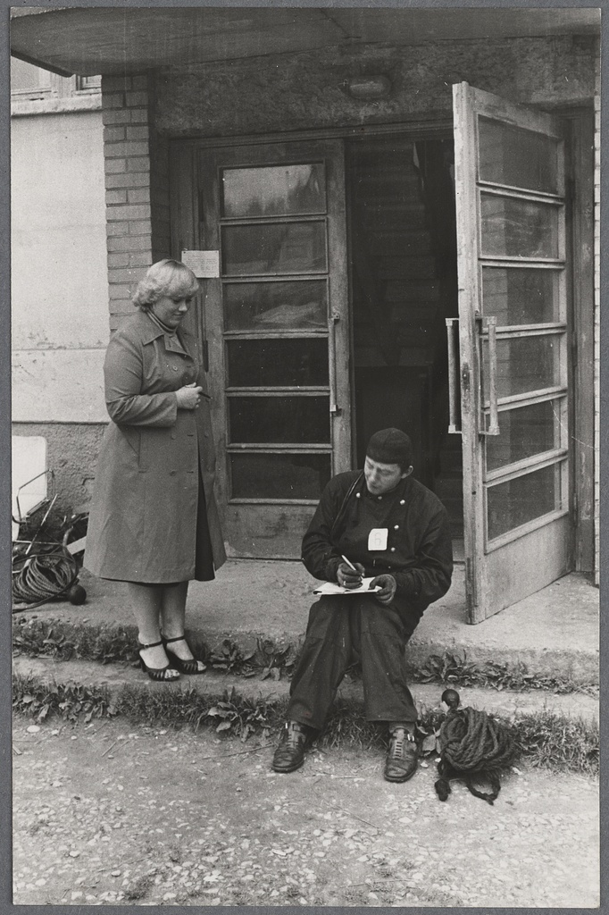 T.Maajärv täidab töökäsku korstnapühkimise kohta, 1981.a.