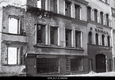 Sõjas purustatud Linna Pandimaja Maneeži tänaval.  duplicate photo