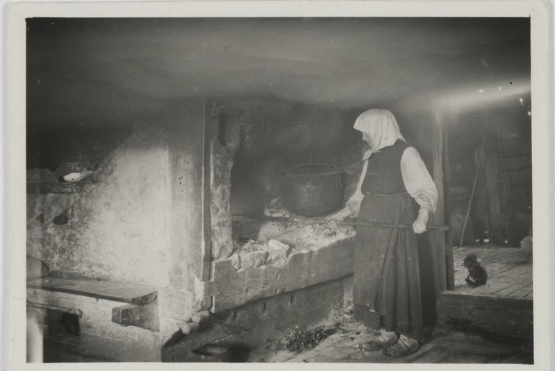 Suurpuu t. "ahonulk", perenaine kohendab ahju "vatska" küpsetamisel, Molnika k