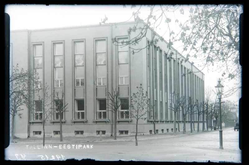 The state bank building on the Estonian puiestee.