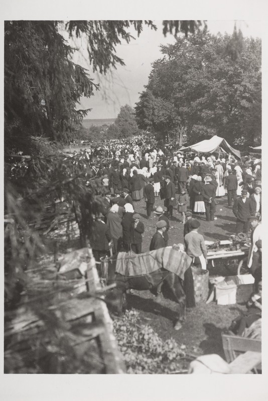 Pankjavitsa ristipäevst osavõtjad kiriku esisel platsil, paremal toiduainete ja maiustuste müügilaud, 1. IX 1935