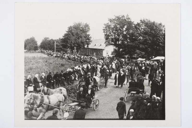 Pankjavitsa ristipäevst osavõtjad kiriku esisel platsil, paremal toiduainete ja maiustuste müügilaud, 1. IX 1935