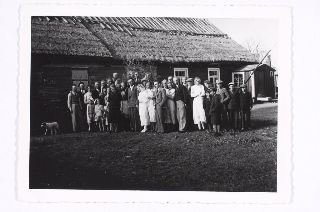 Pulmalisi Erkas talu õuel, keskel esiplaanil pruutpaar, Osmussaar, 8. VI 40