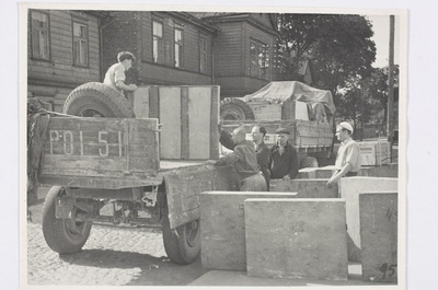 ERMi kunstikogude üleandmine Tallinna Kunstimuuseumile, kastide pealelaadimine autodele  similar photo