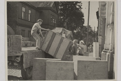 ERMi kunstikogude üleandmine Tallinna Kunstimuuseumile, kastide pealelaadimine autodele  similar photo