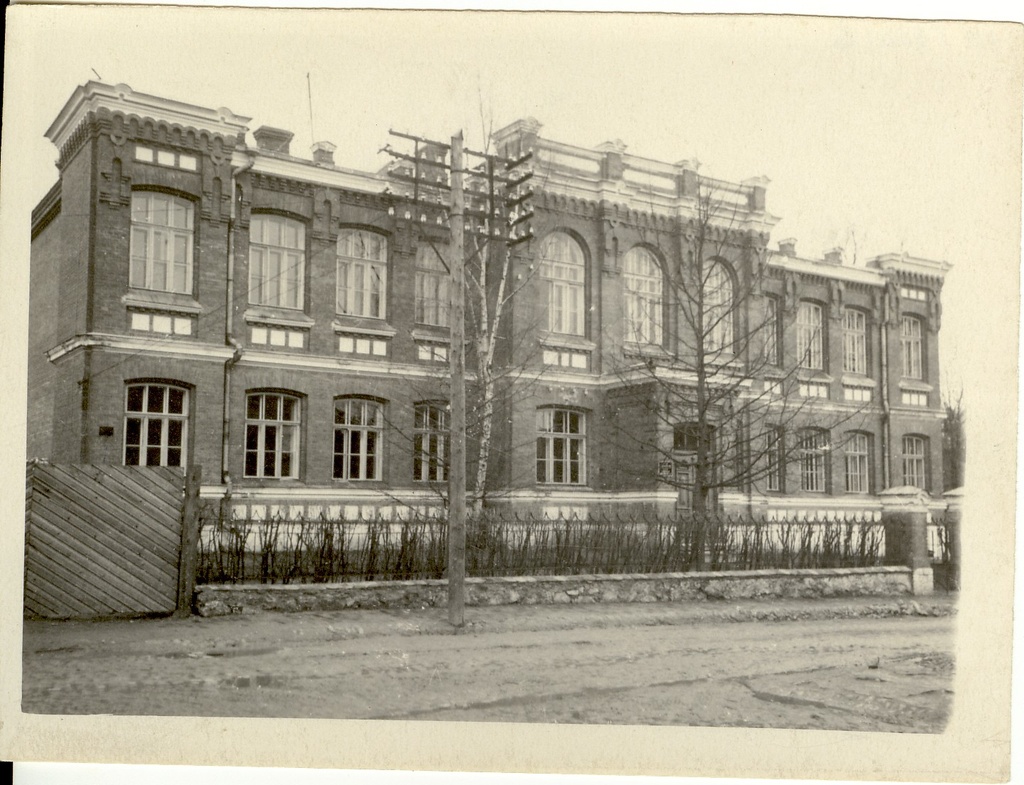 Photo, high school (gymnasium) building Paides Kingissepa (Posti) Street in 1959.