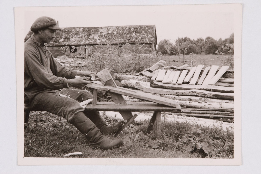 Tünnilaua seest vestmine vitsajäril kõvera nürmeistriga - Johannes Väli, 17.VII 47. Avinurme v, Vadi k, Suurevälja t