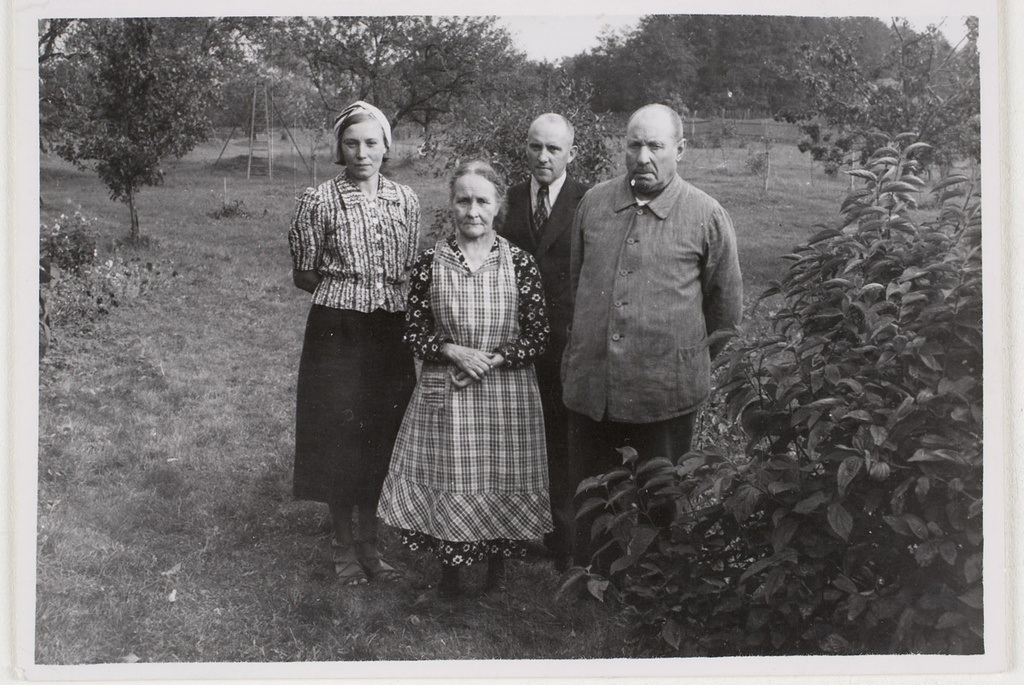 Gothard Denberg oma naise, liivlasest õpetajanna Gutmanni ja prof. Julius Mägistega, Irel oma aias