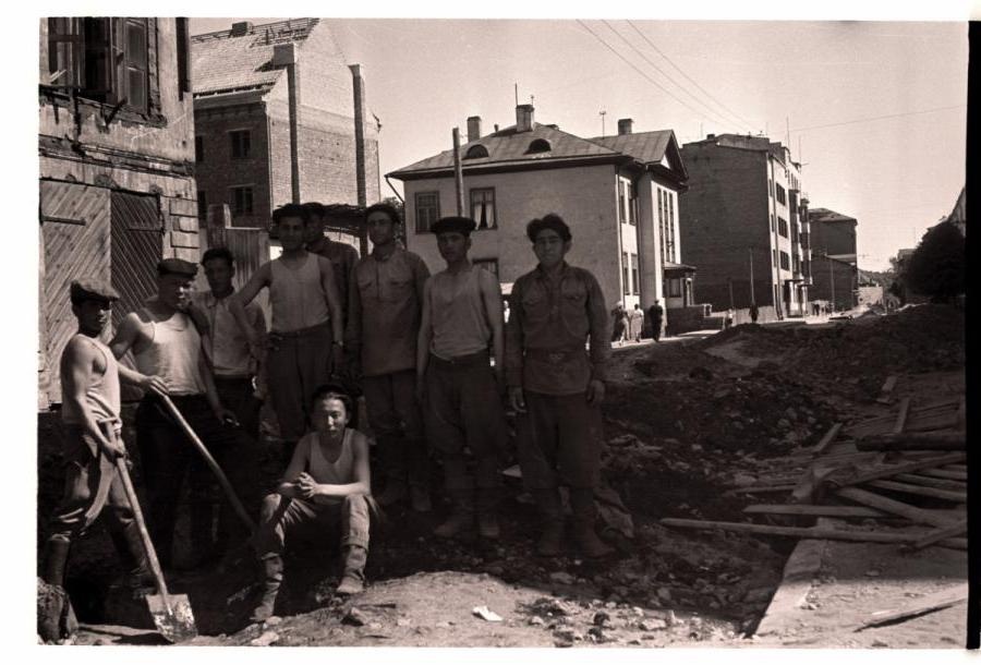 Sewerage station on Kreuksi Street, group of workers at the forefront.