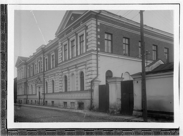 The building of the Estonian People's Museum is Liivi and Veski. Viewed at the corner, October 30. 1945