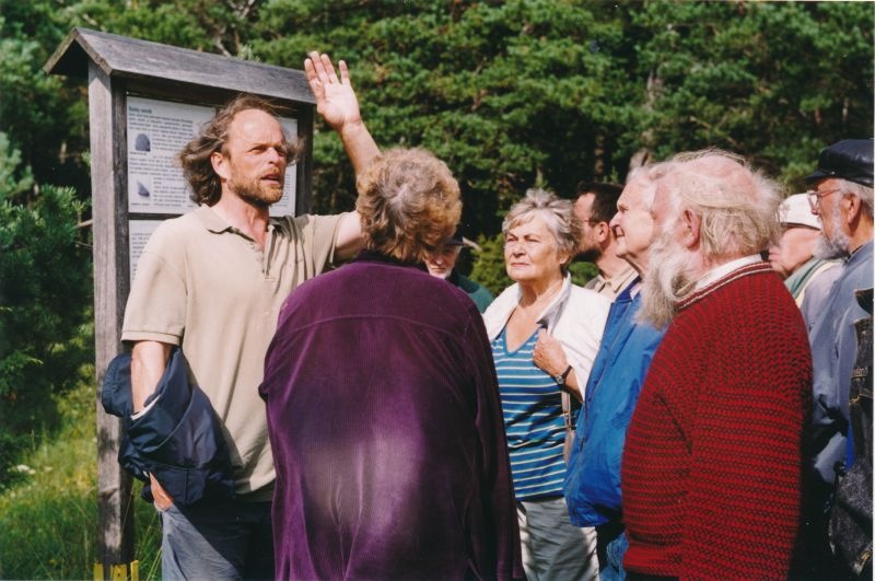 Värvifoto. Läänemaa Muuseumi Sõprade Selts Vormsil. Kõneleb Ants Varblane.2004.