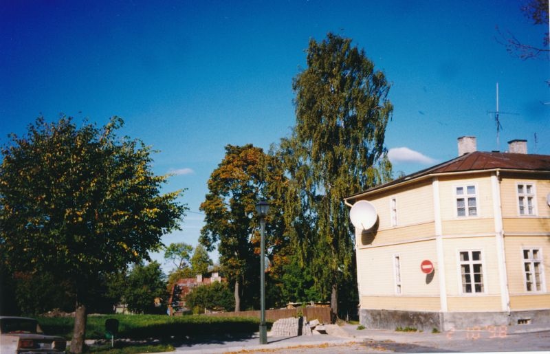 Värvifoto. Haljasala Haapsalu politseimaja kõrval. 1998.