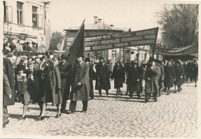 Foto. 1. mai 1948. a pidulik tähistamine Haapsalus. Haapsalu kaubandustöötajad rongkäigus.  similar photo