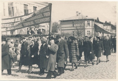 Foto. 1. mai 1948. a pidulik tähistamine Haapsalus. Haapsalu kaubandustöötajad rongkäigus.  similar photo