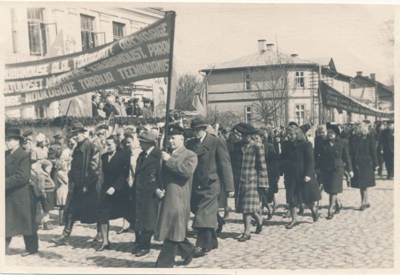 Foto. 1. mai 1948. a pidulik tähistamine Haapsalus. Haapsalu kaubandustöötajad rongkäigus.