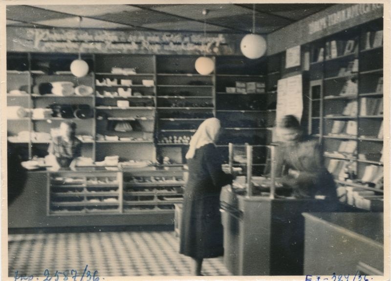 Foto. Märjamaa tarbijate kooperatiivi peakauplus, sisevaade. 1950.