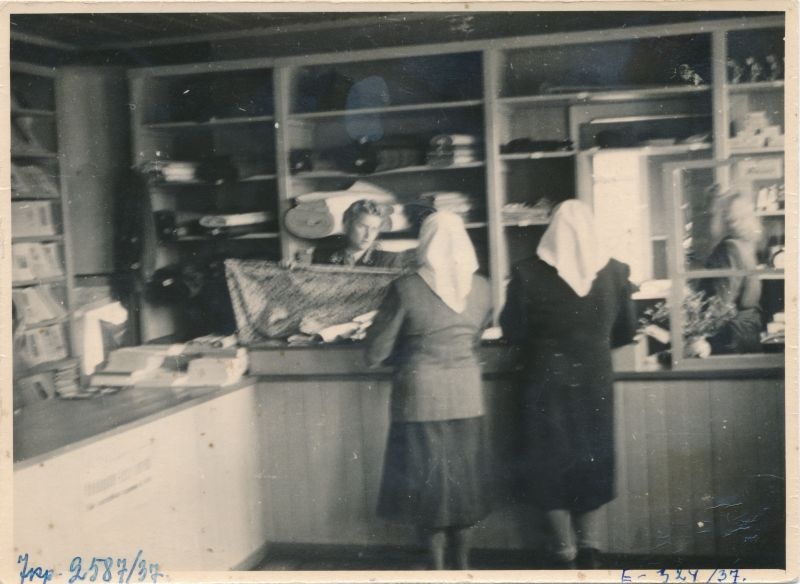 Foto. Märjamaa tarbijate kooperatiivi peakauplus. Ostjad leti ääres. 1950.