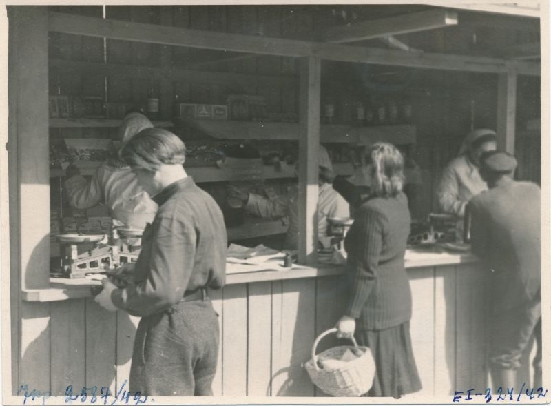 Foto. Kauplemine Haapsalu turuplatsil. Ostjad kioski ees. 1949.